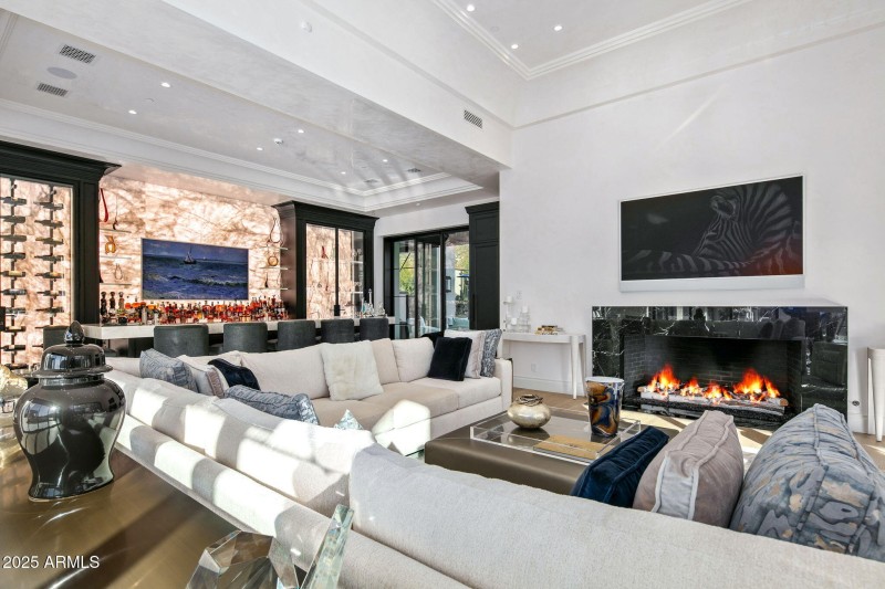 027_Family Room To Bar