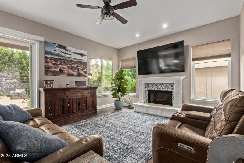 Family room w fireplace