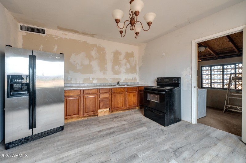 14-1907 E Foothill Street-ground-level-1