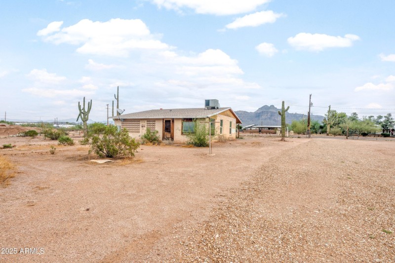 21-1907 E Foothill Street-ground-level-2