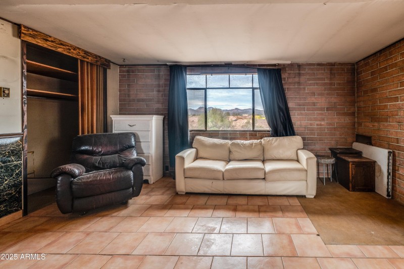 32-1907 E Foothill Street-ground-level-3