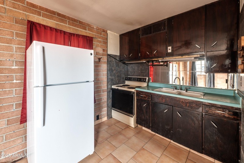 36-1907 E Foothill Street-ground-level-3