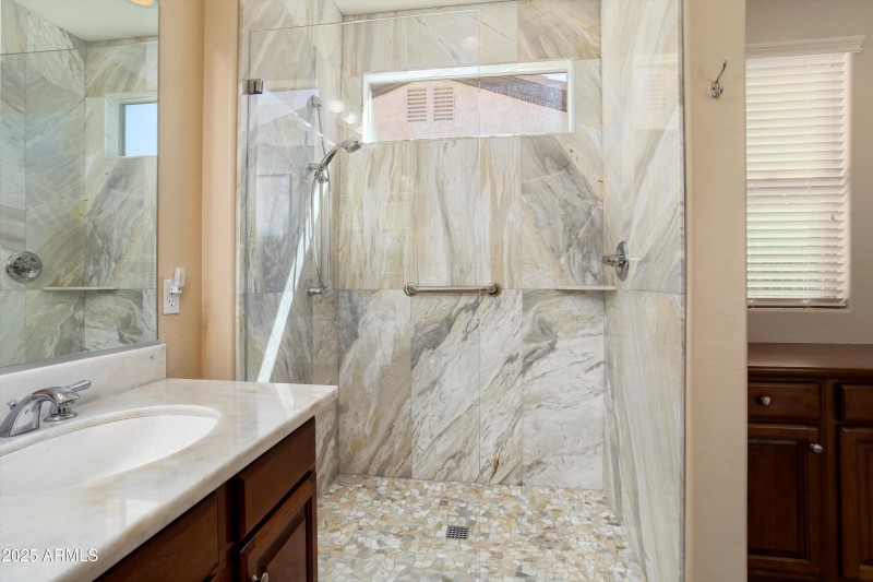 WALK-IN SHOWER WITH MARBLE SURROUND