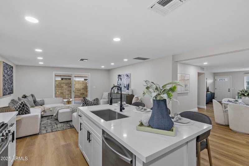 1638 W Bedford St-12