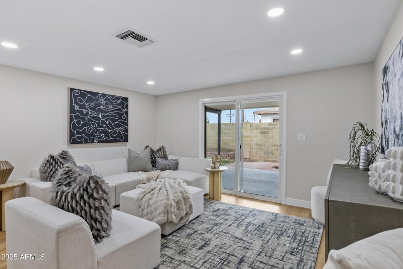 1638 W Bedford St-13