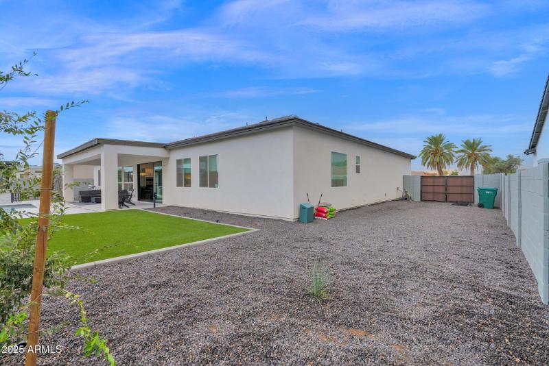 Side yard w/RV gate