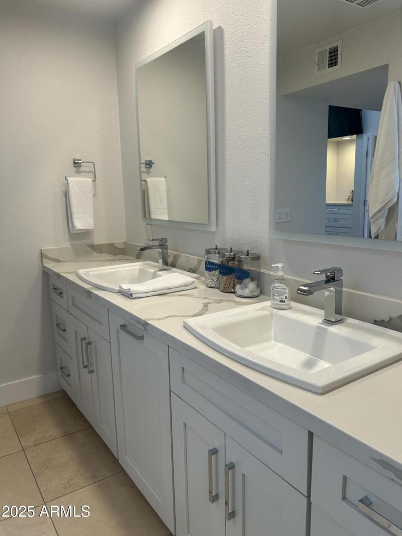 MASTER BATH W DOUBLE SINKS