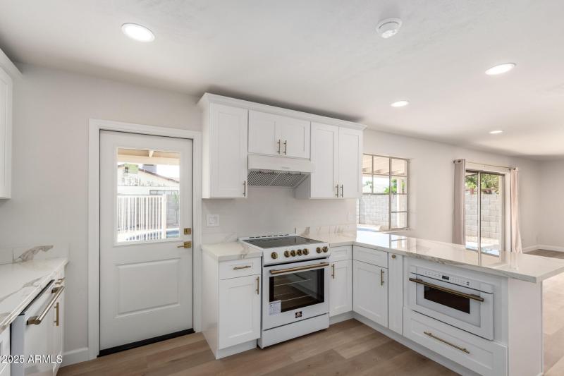 Breakfast Bar, Range & Microwave Drawer