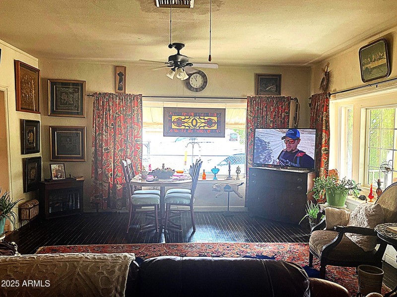 Living Room - Dining area