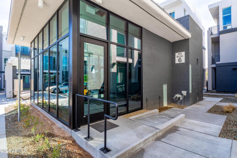 915 E Missouri Ave -8