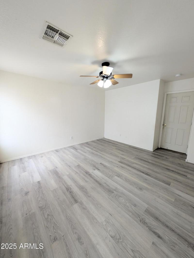 PXL_20250905_001117735.MP~2