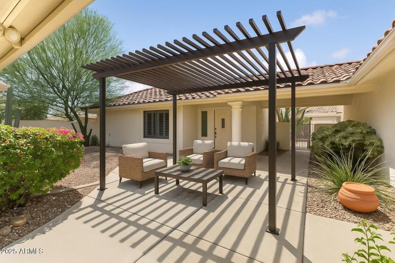 VIRTUAL STAGED FRONT COURTYARD