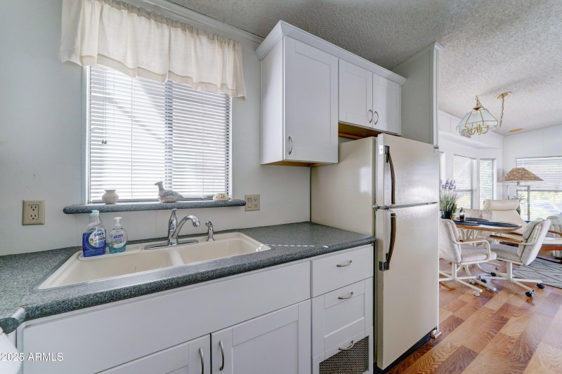 Sunny kitchen_lots of storage