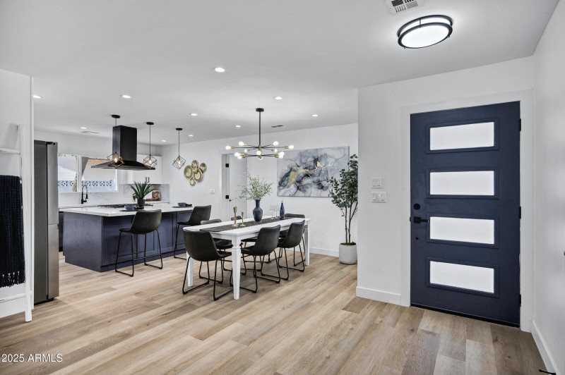 Eat-in kitchen dining!