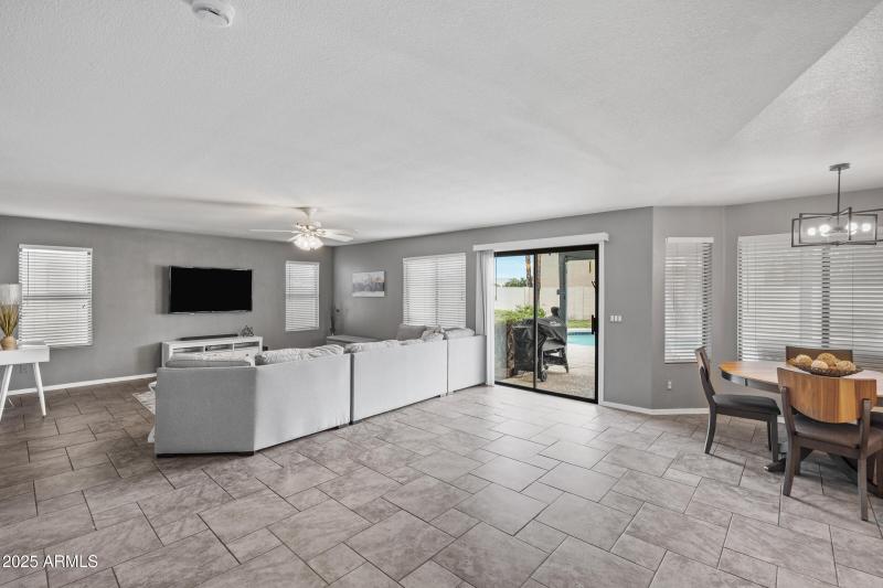 2027 E Parkside Ln-11