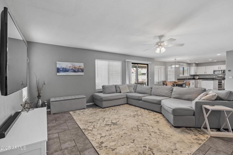 2027 E Parkside Ln-14