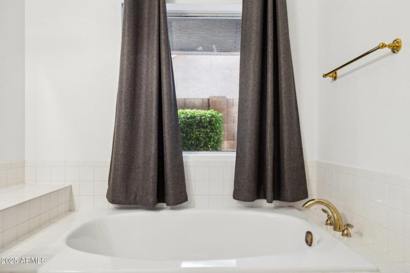 24-web-or-mls-16421-n-49th-st