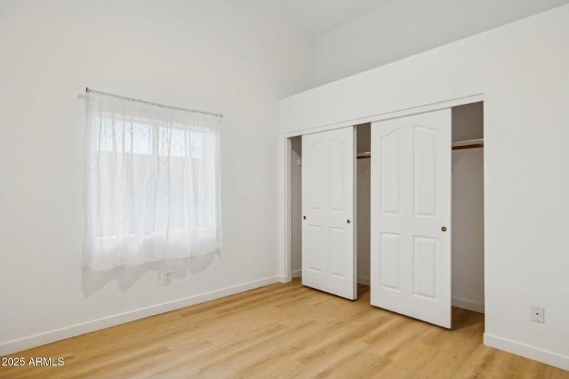 31-web-or-mls-16421-n-49th-st