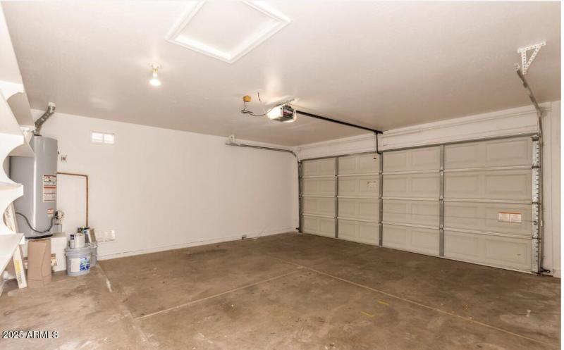 Garage w/ automatic door