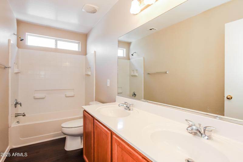 1022626.22212 W Sonora St - Main Bathroo