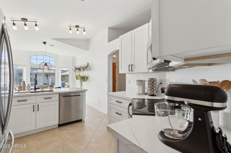 12-web-or-mls-2508-e-paraiso-dr