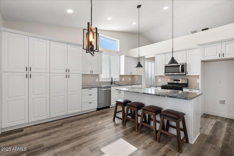 14-Breakfast Nook & Kitchen