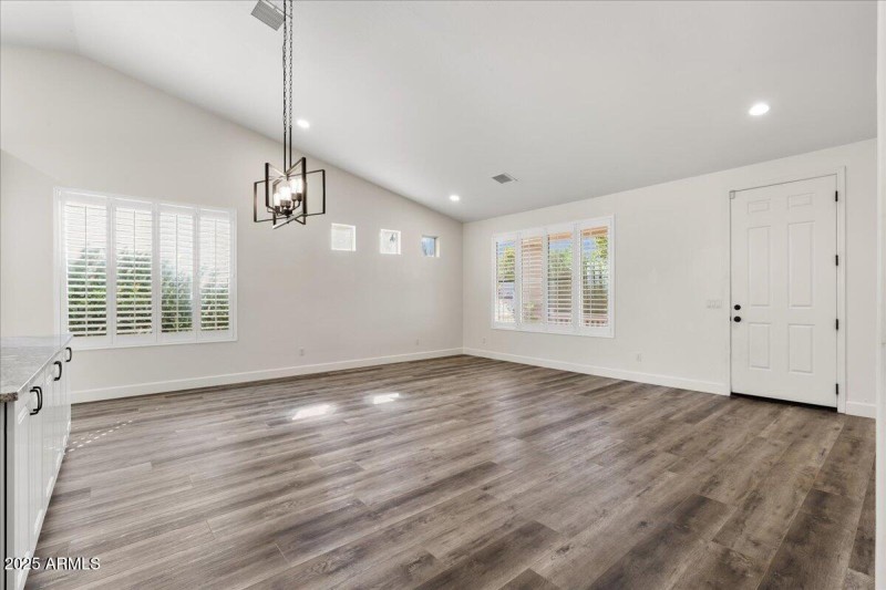 06-Family Room_Dining Area