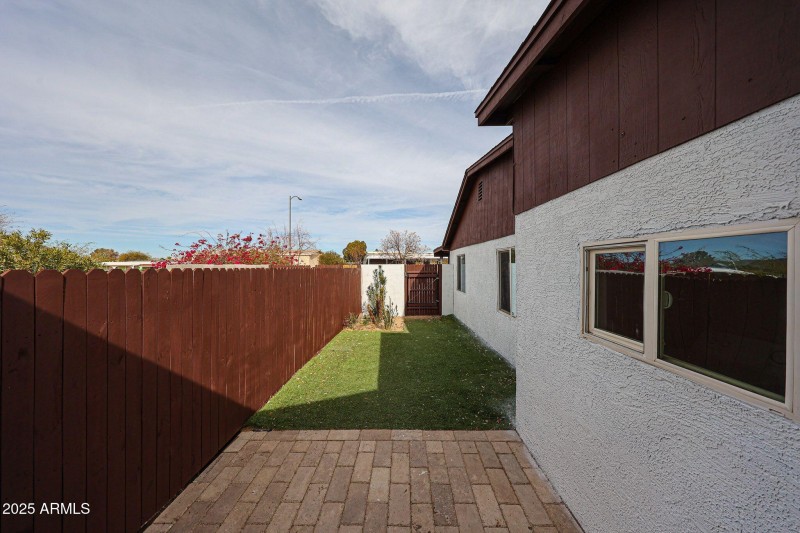 wh apt indep entrance