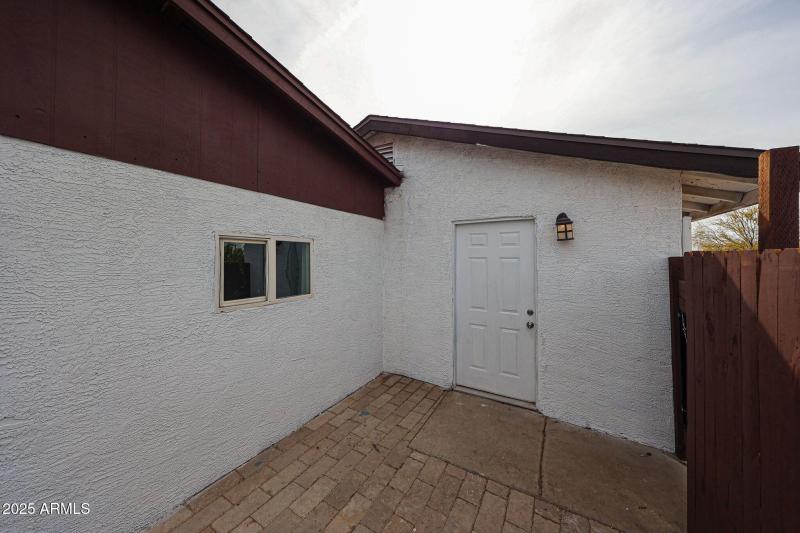 wh apt indep entrance 2