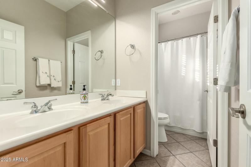Court 20905 - Upstairs Bathroom
