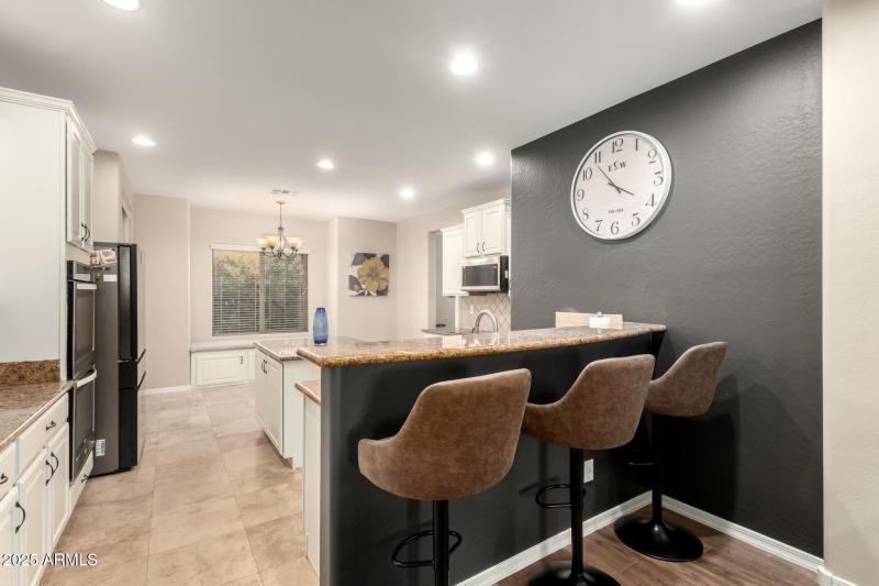 Court 20905 - Kitchen Breakfast Bar