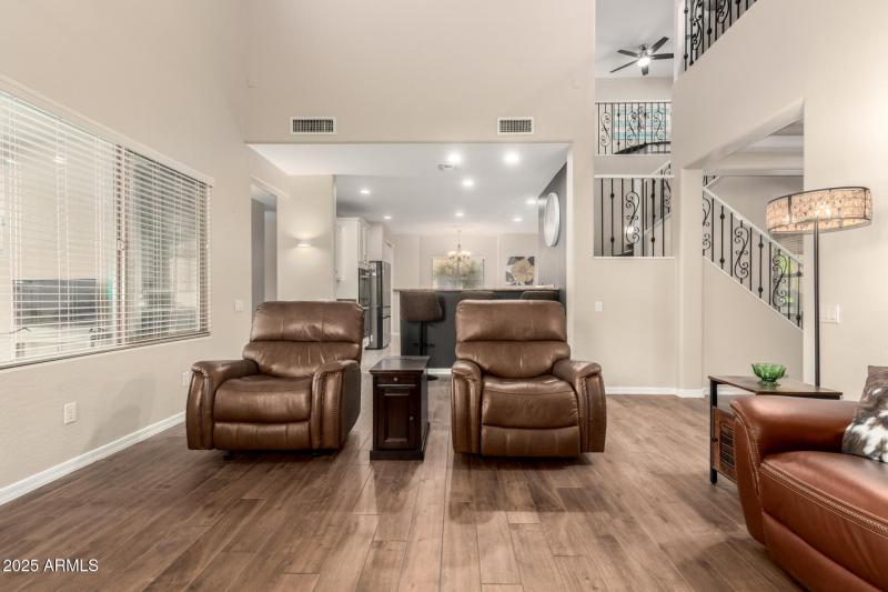 Court 20905 - Livingroom to Kitchen