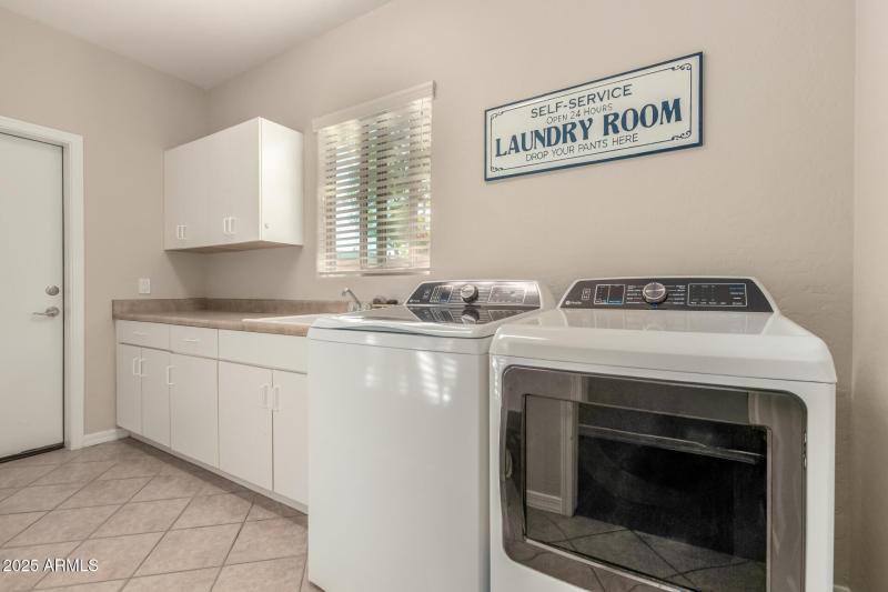 Court 20905 - Laundryroom to Garage