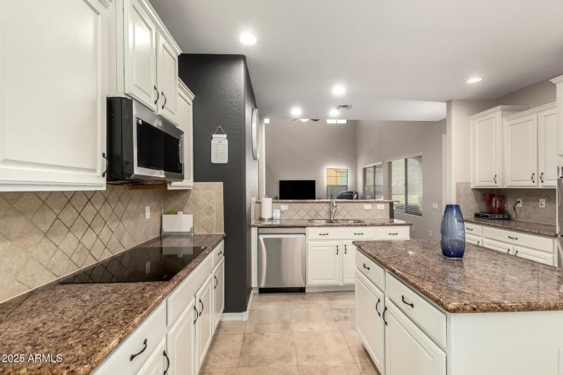 Court 20905 - Kitchen to Livingroom