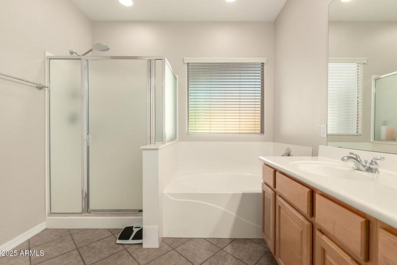 Court 20905 - Main Bathroom