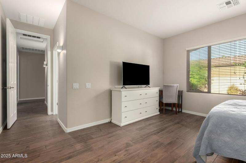 Court 20905 - Main Bedroom Hall