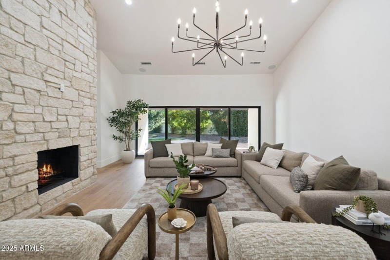 81-web-or-mls-8943-n-80th-pl