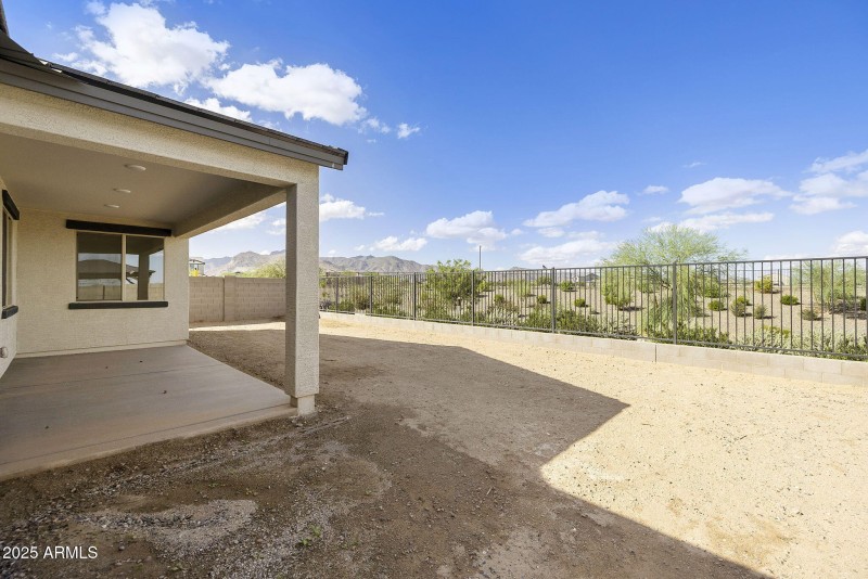 LARGE BACK YARD WITHG MOUNTAIN VIEWS