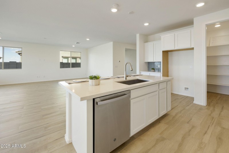 KITCHEN / GREAT ROOM