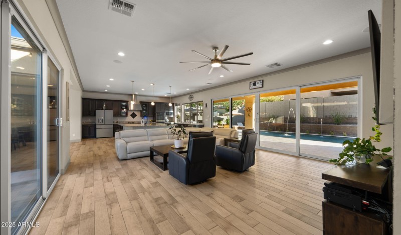 26-web-or-mls-Great Room11