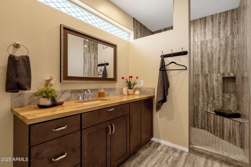 23-web-or-mls-18132-e-bellerive-dr