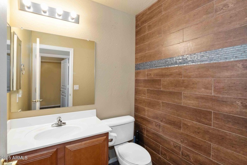 pic18-halfbathdowntairs