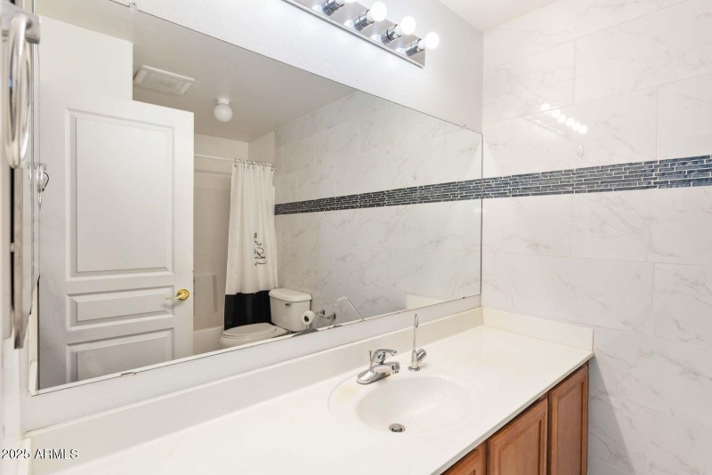 pic34-fullbathupstairs