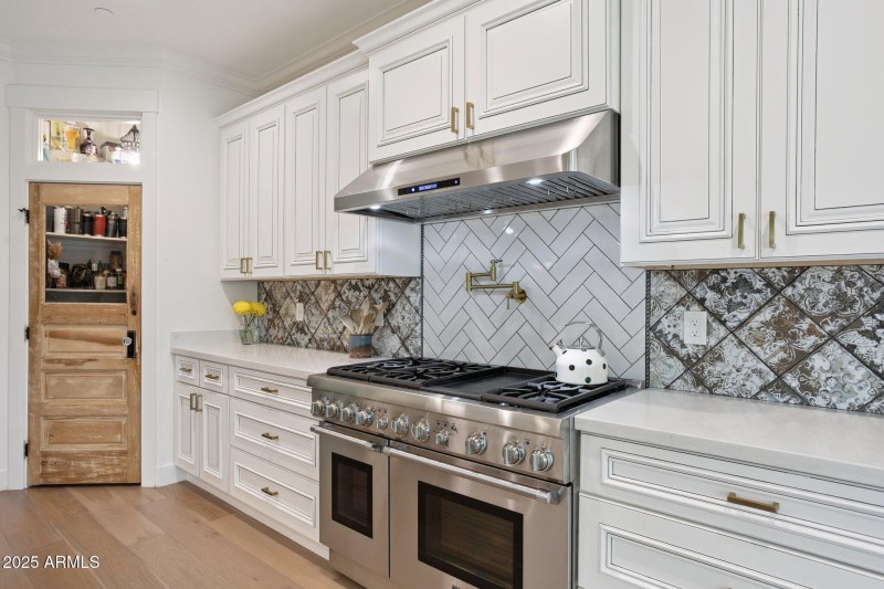 11-web-or-mls-8449-e-lincoln-dr