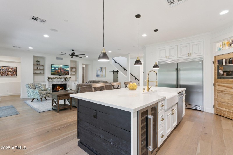 12-web-or-mls-8449-e-lincoln-dr