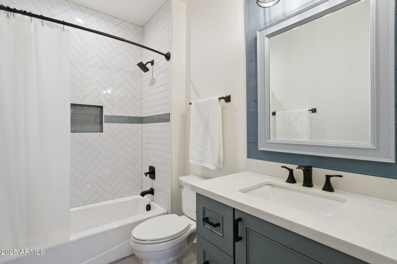 24-web-or-mls-8449-e-lincoln-dr