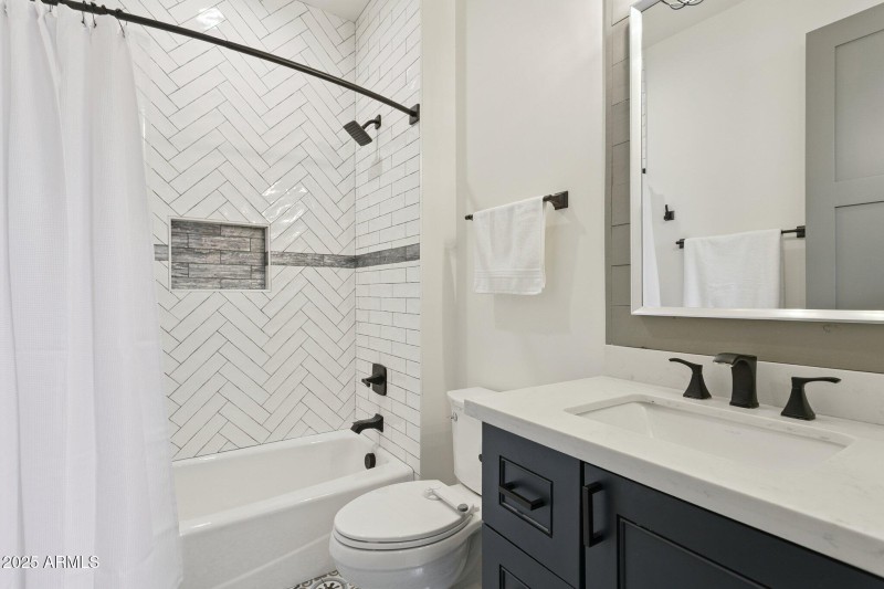 31-web-or-mls-8449-e-lincoln-dr