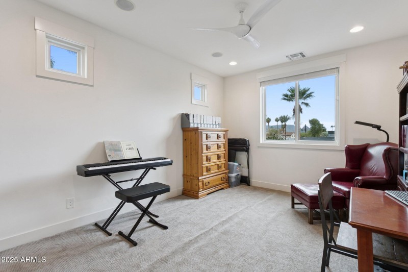 41-web-or-mls-8449-e-lincoln-dr