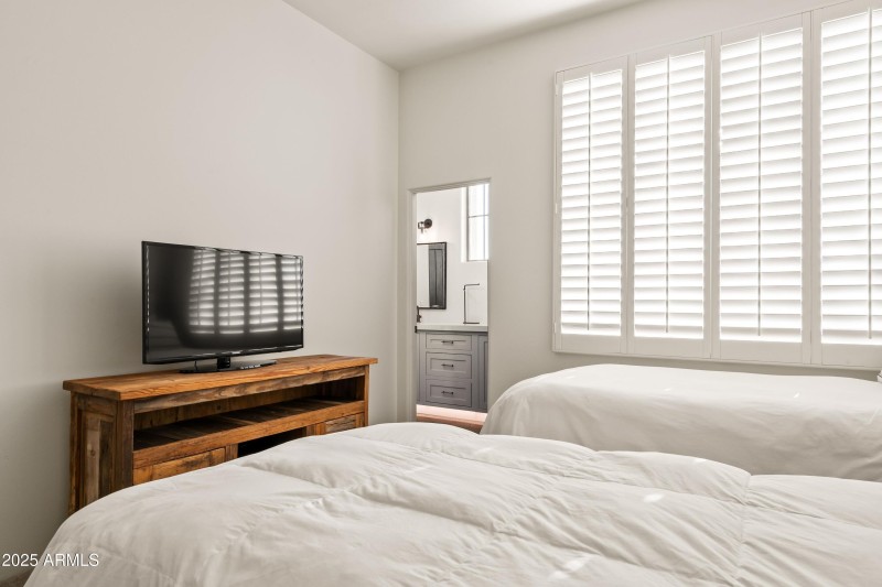 022_Roomy Guest Bedroom !