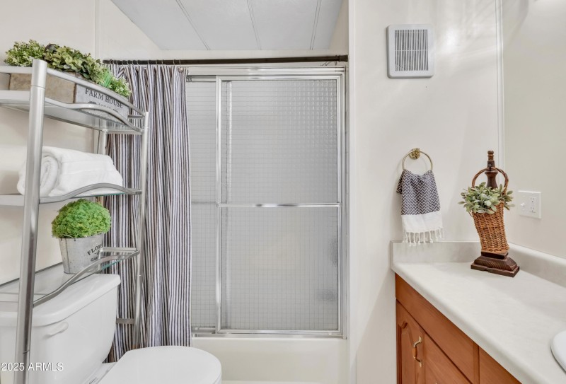 Full Guest/Hall Bath